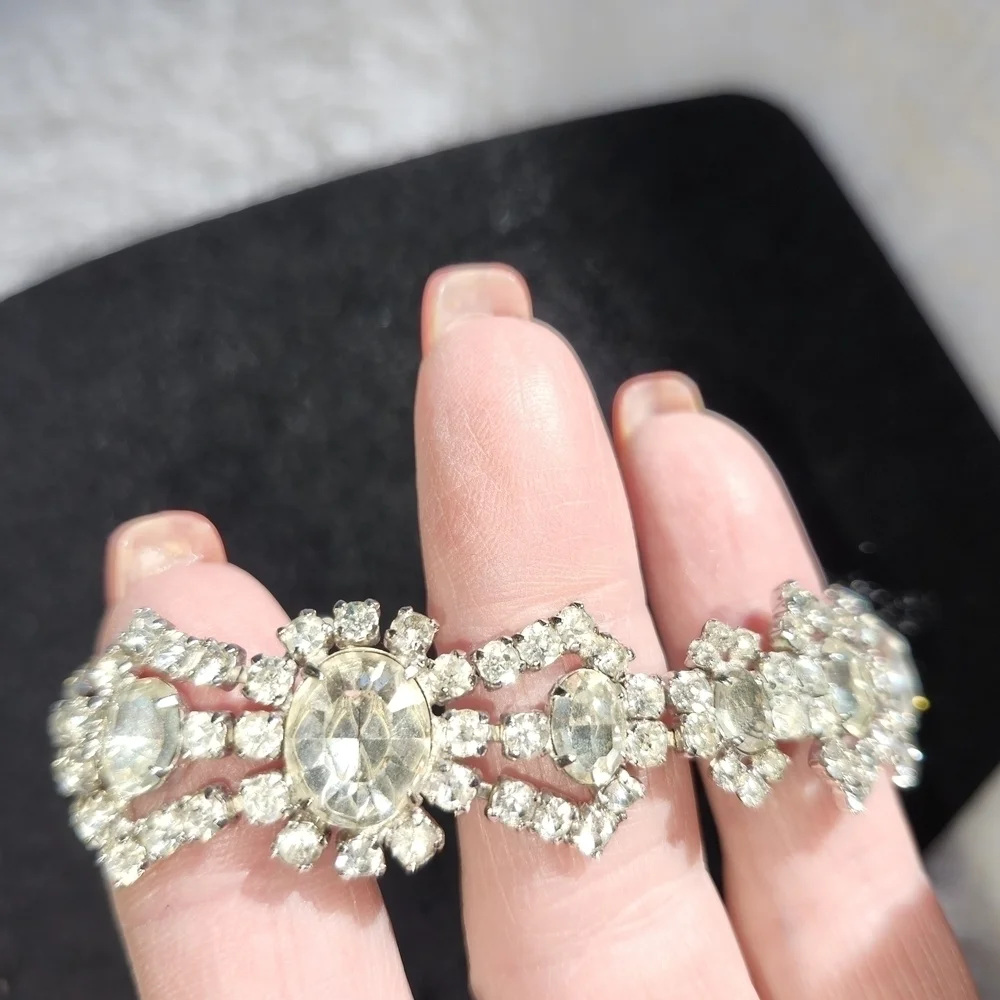 VINTAGE KRAMER SIGNED RHINESTONE Bracelet 7 Inches